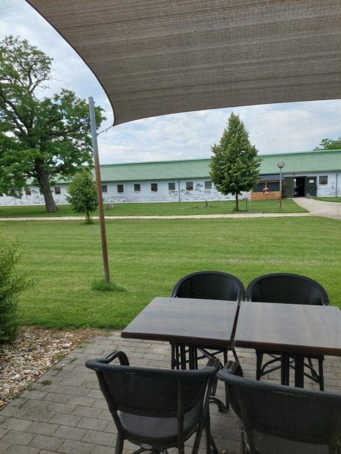 Hédervári Lovasklub Vendégház Zewnętrze zdjęcie